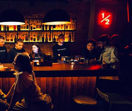 У Києві відкрився музичний бар з коктейлями і вінілом - 412x412