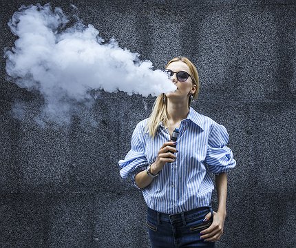Чи штрафують за куріння електронних цигарок у громадських місцях? Пояснює юрист - 412x412
